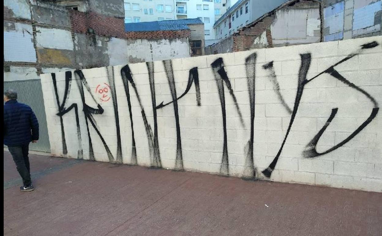 Uno los de grafittis realizados en Ponferrada por el joven identificado por la Policía Local. 