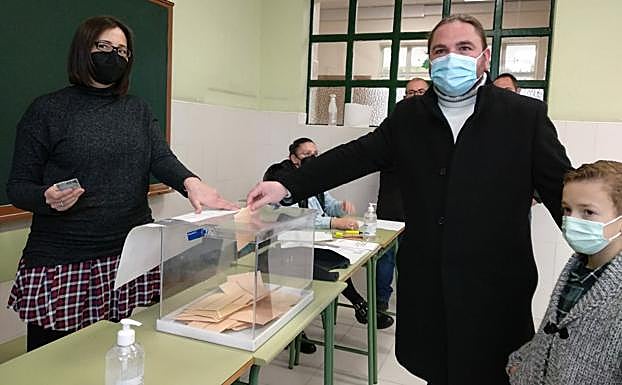 El candidato de CB-BEX, Raúl Rodríguez Canca, junto a su hijo Ariel, ejerció su derecho al voto en el IES Virgen de la Encina de Ponferrada. 