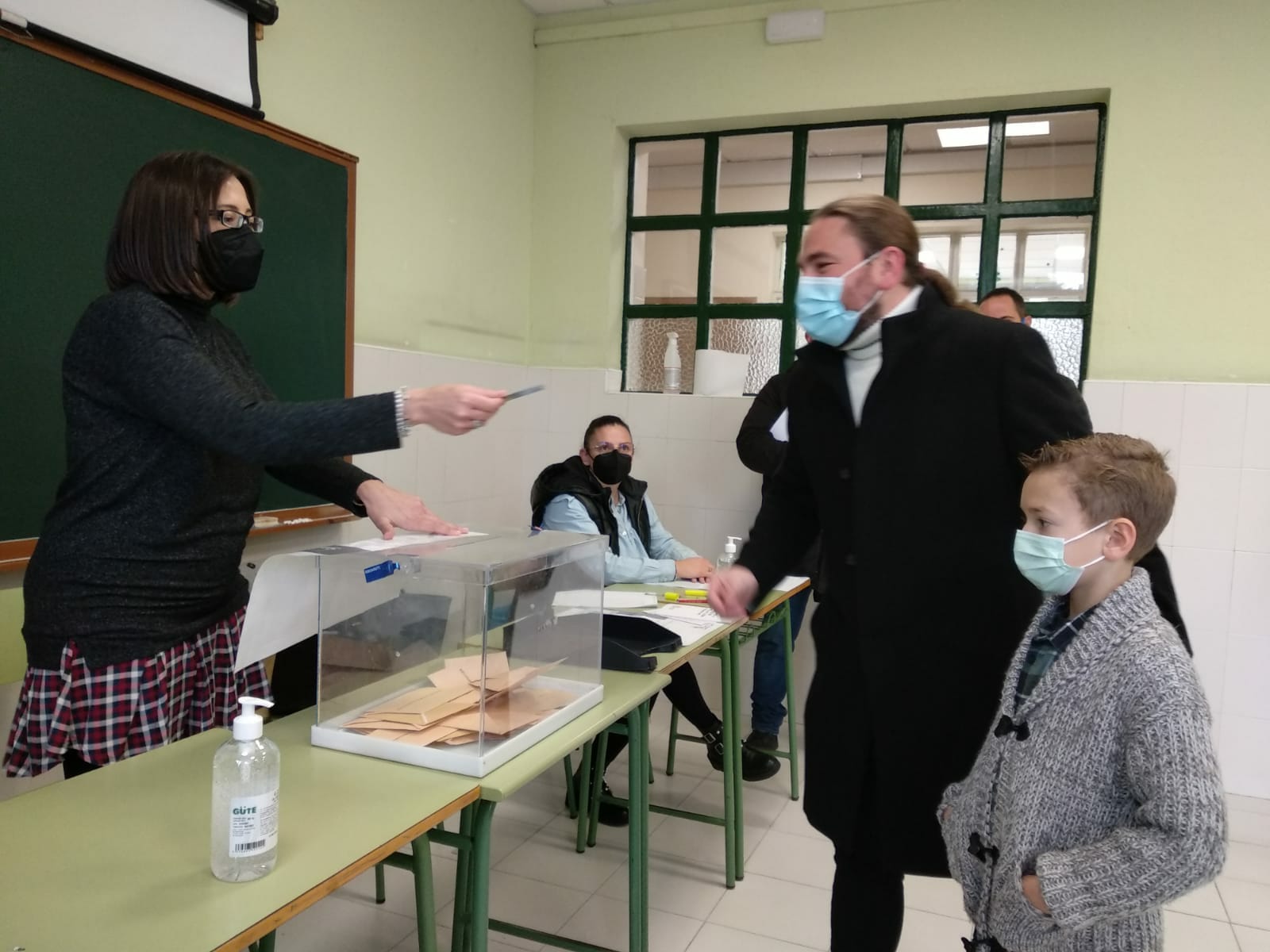 El candidato de CB-BEX, Raúl Rodríguez Canca, ejerció su derecho al voto en el IES Virgen de la Encina de Ponferrada.