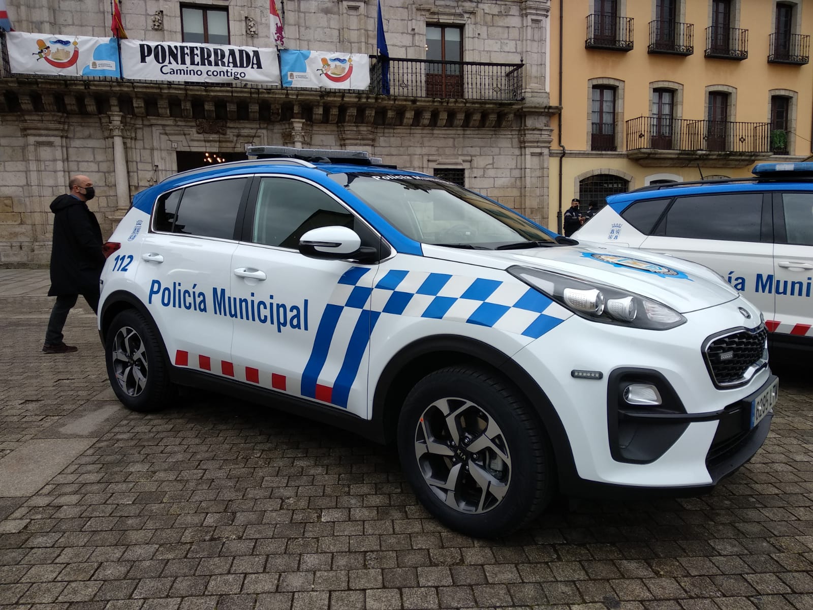 El alcalde de Ponferrada, el edil de Seguridad y el intendente de la Policía Local, en la presentación de los nuevos vehículos.