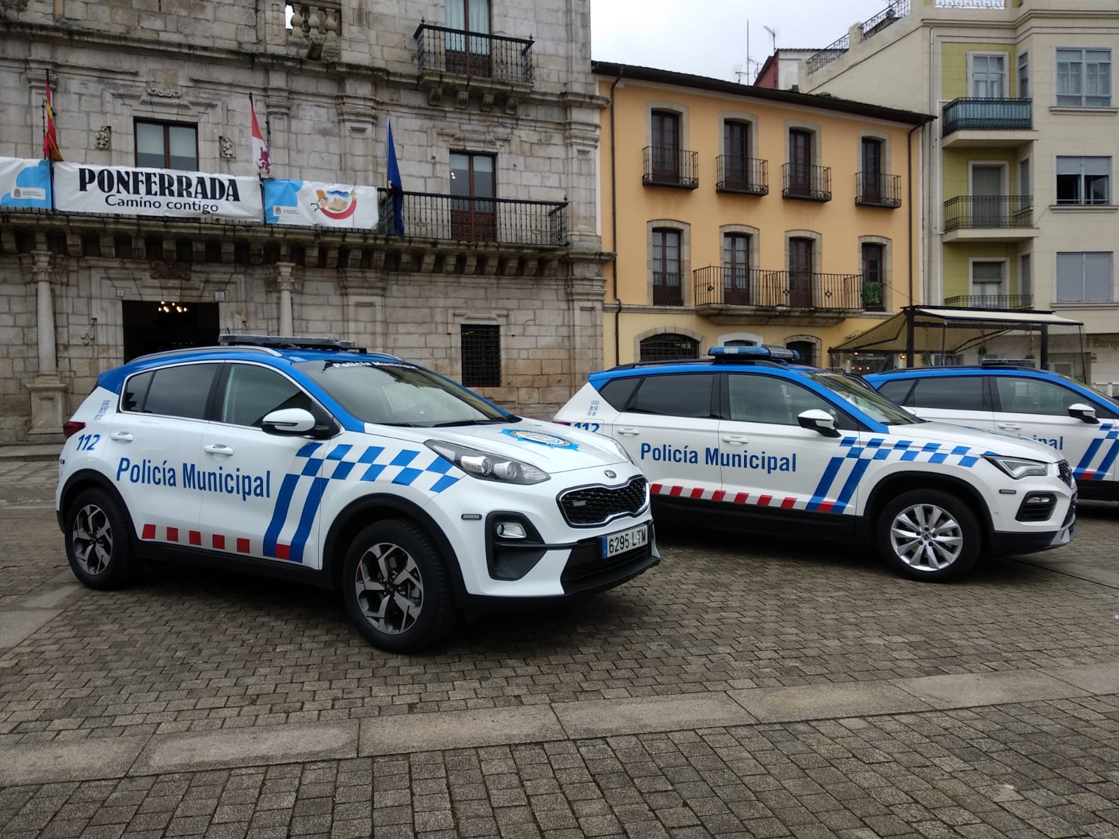 El alcalde de Ponferrada, el edil de Seguridad y el intendente de la Policía Local, en la presentación de los nuevos vehículos.