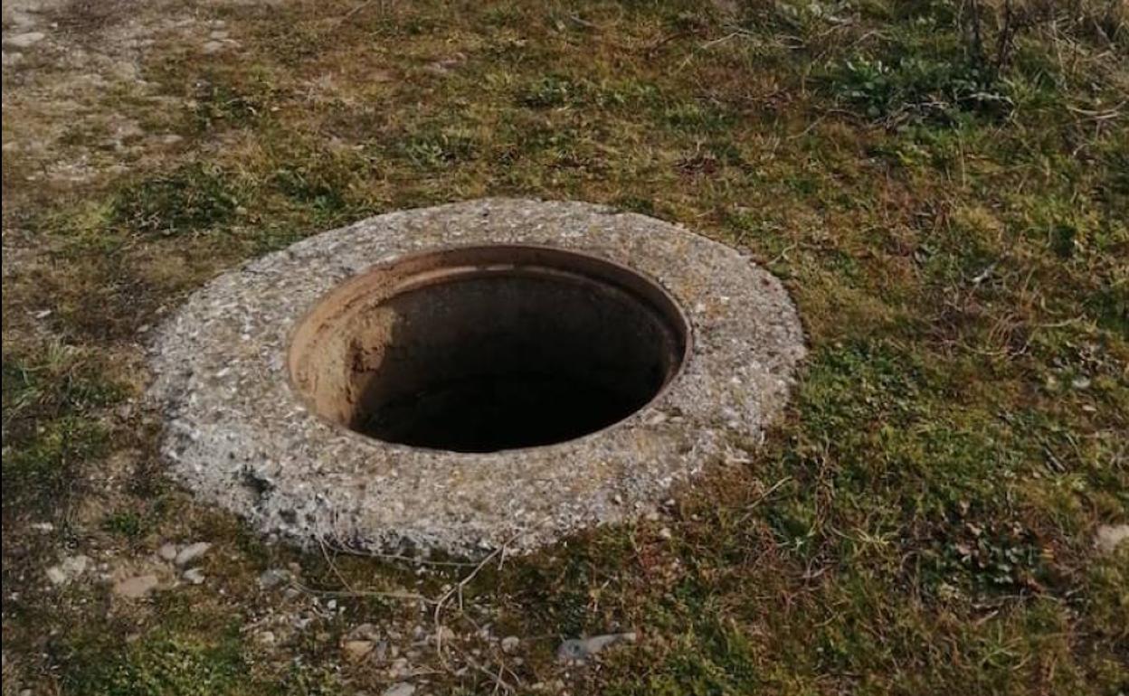 Imagen de una de las alcantarillas a la que le han sustraído la tapa.