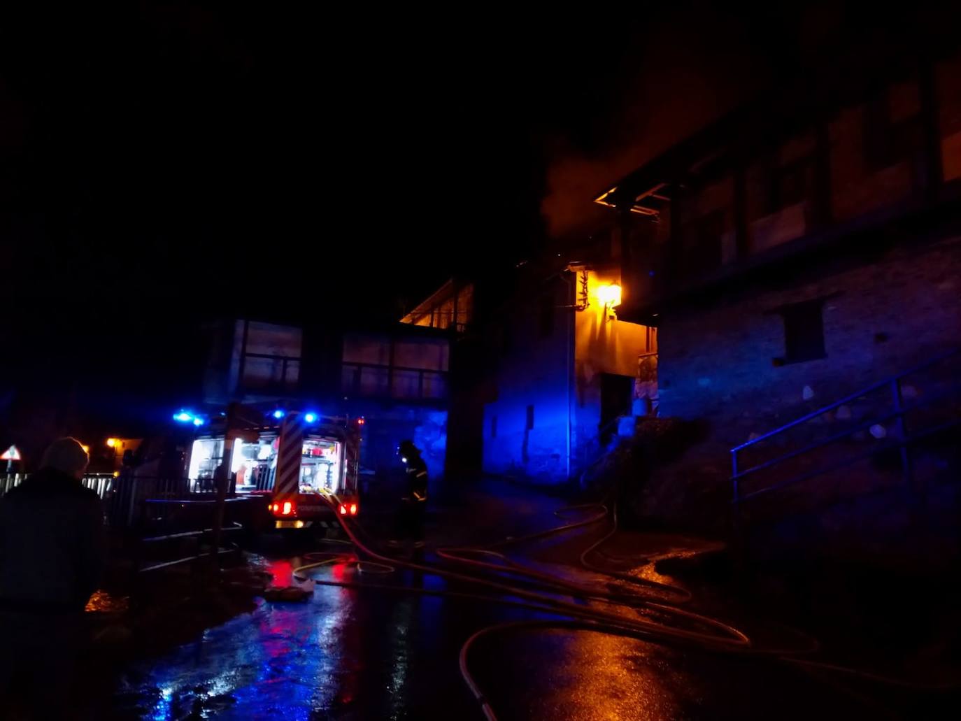 Un incendio calcina una planta y el bajo cubierta de una vivienda en San Clemente de Valdueza.