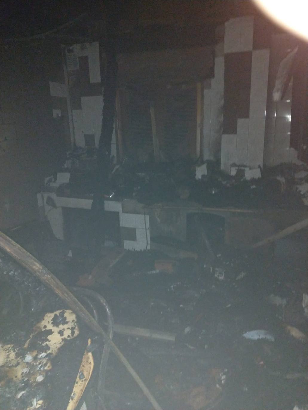 Un incendio calcina una planta y el bajo cubierta de una vivienda en San Clemente de Valdueza.