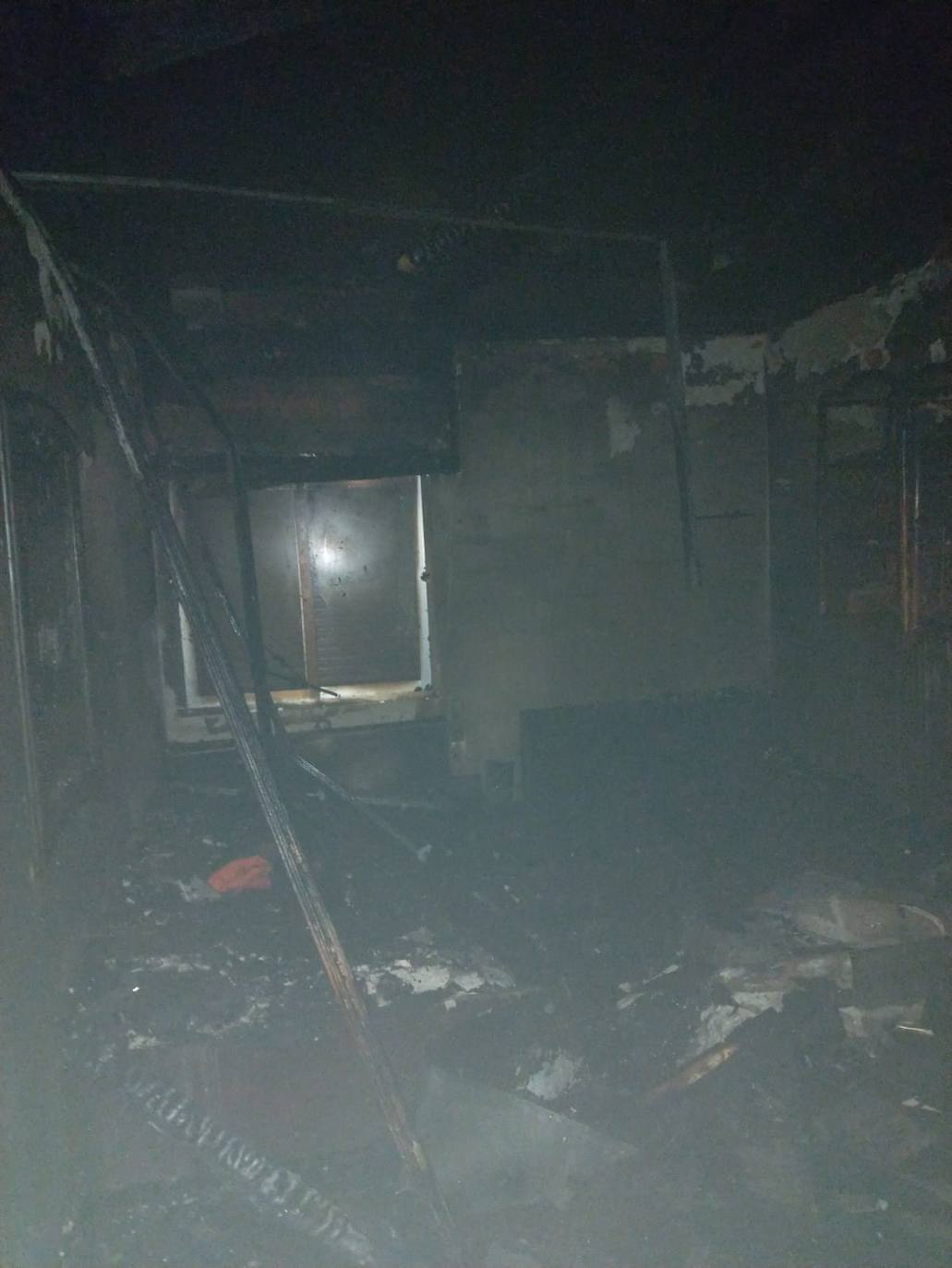 Un incendio calcina una planta y el bajo cubierta de una vivienda en San Clemente de Valdueza.