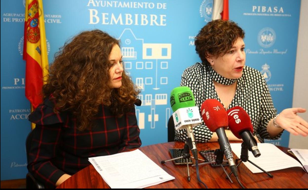 La alcaldesa de Bembibre, Silvia Cao, y la concejala de Fiestas, Belén Martín.