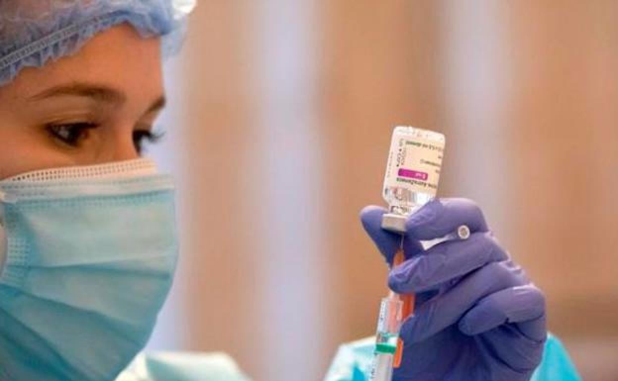 Una sanitaria prepara una dosis de la vacuna.