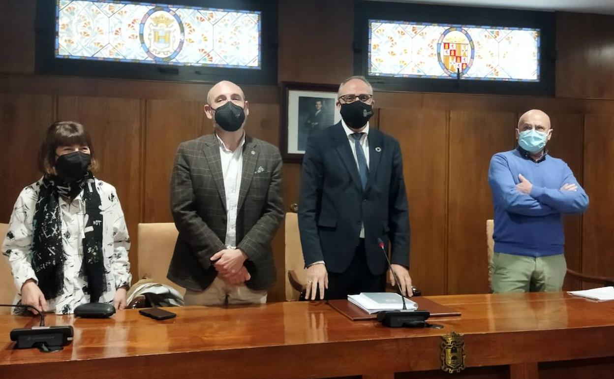 El alcalde junto a los ediles de Hacienda y Sostebilidad Medioambiental y el técnico municipal responsable del área de Innovación, en la presentación,