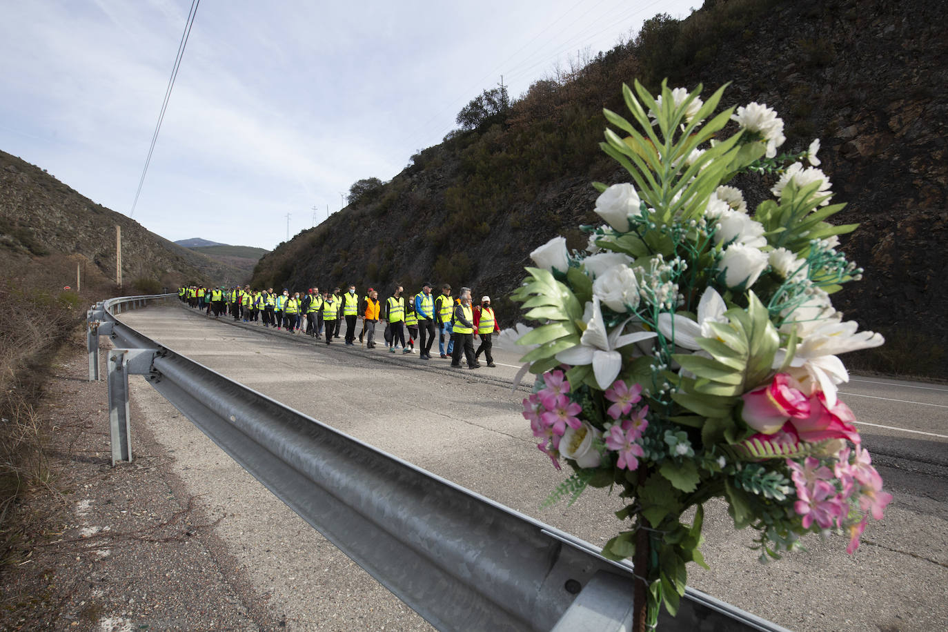 Tercera etapa de la marcha a pie entre Villablino y Ponferrada en defensa de la sanidad pública de Laciana y del Bierzo, entre las localidades bercianas de Páramo del Sil y Toreno.