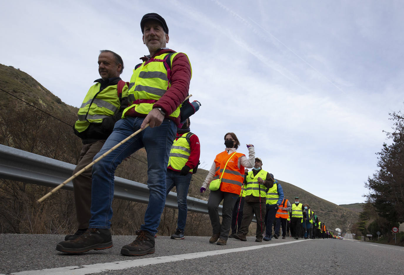Tercera etapa de la marcha a pie entre Villablino y Ponferrada en defensa de la sanidad pública de Laciana y del Bierzo, entre las localidades bercianas de Páramo del Sil y Toreno.