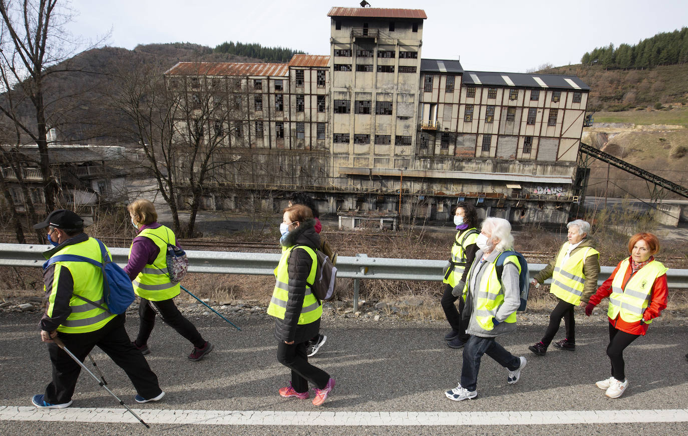 Tercera etapa de la marcha a pie entre Villablino y Ponferrada en defensa de la sanidad pública de Laciana y del Bierzo, entre las localidades bercianas de Páramo del Sil y Toreno.