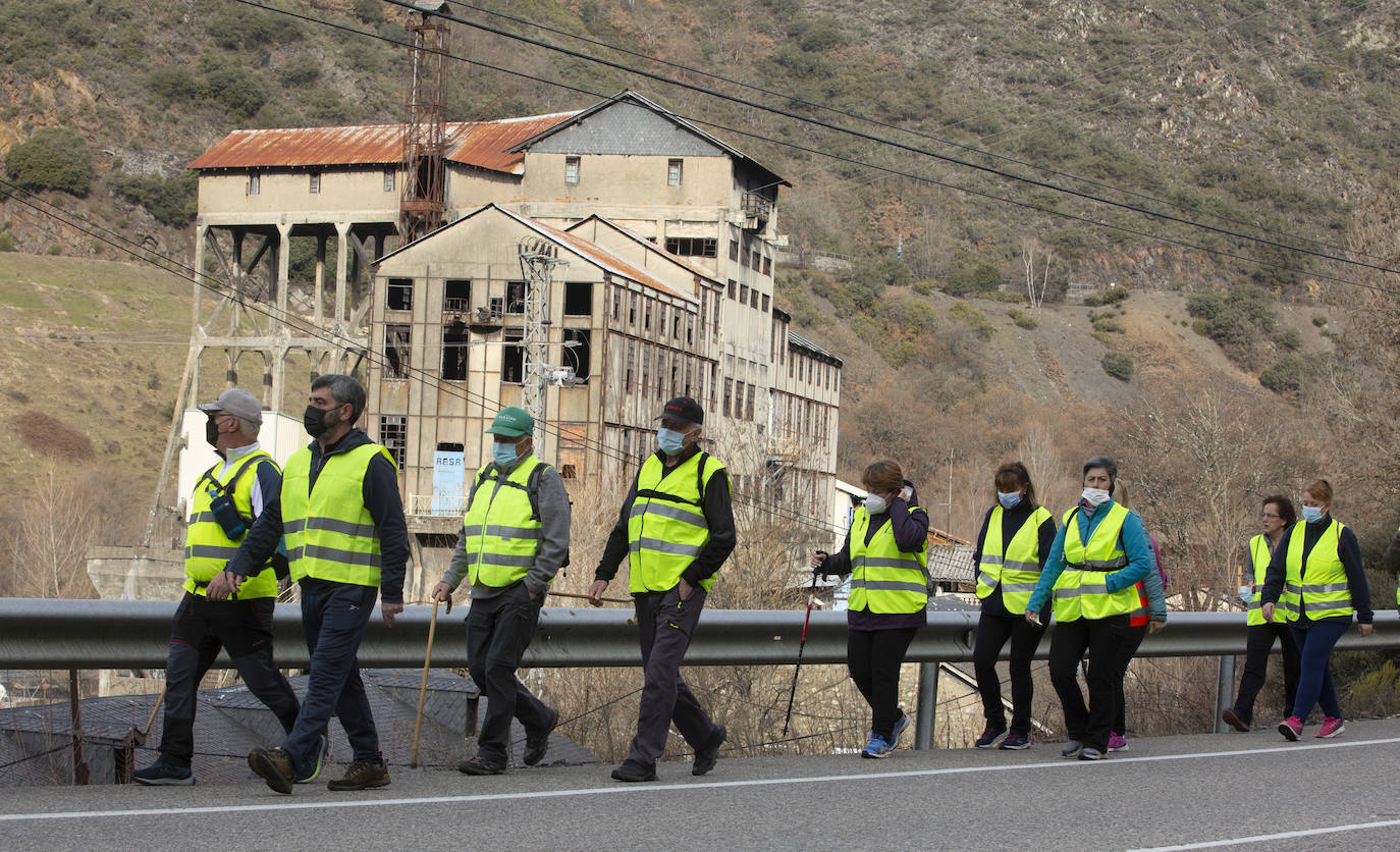 Tercera etapa de la marcha a pie entre Villablino y Ponferrada en defensa de la sanidad pública de Laciana y del Bierzo, entre las localidades bercianas de Páramo del Sil y Toreno.
