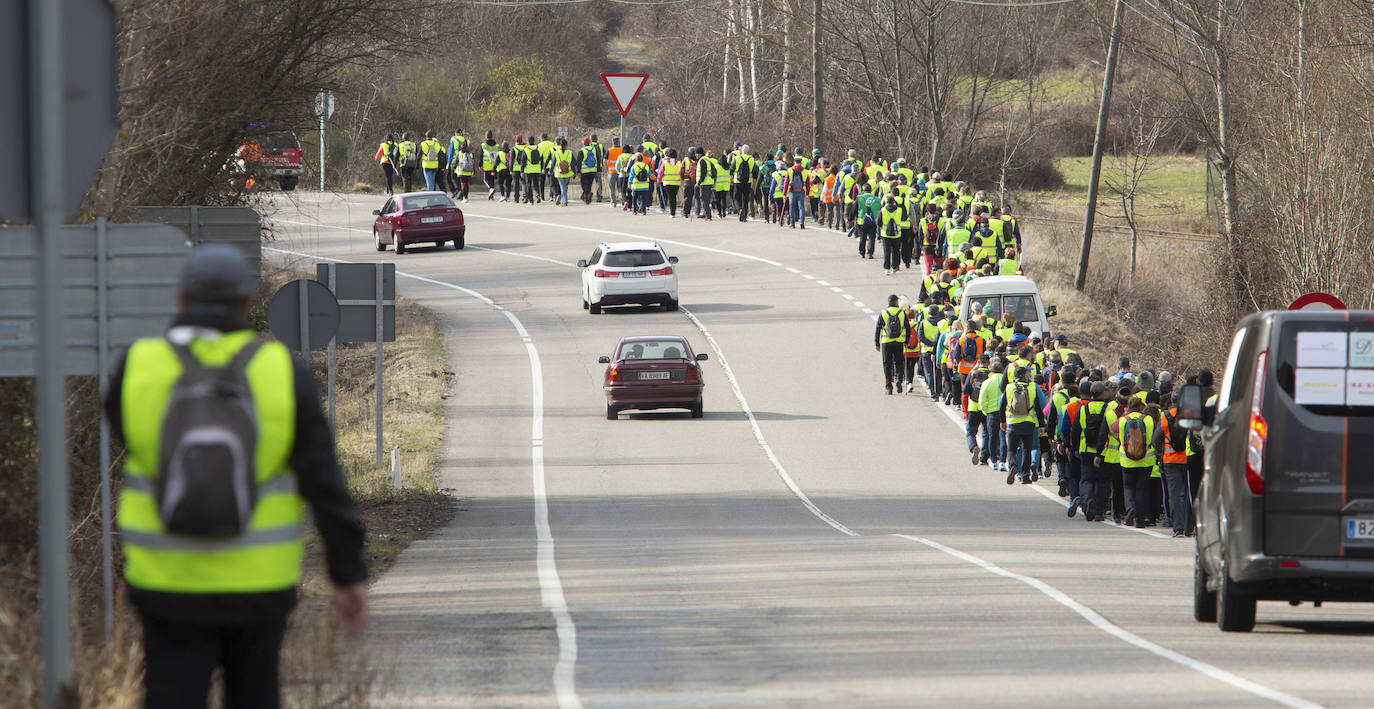 Tercera etapa de la marcha a pie entre Villablino y Ponferrada en defensa de la sanidad pública de Laciana y del Bierzo, entre las localidades bercianas de Páramo del Sil y Toreno.