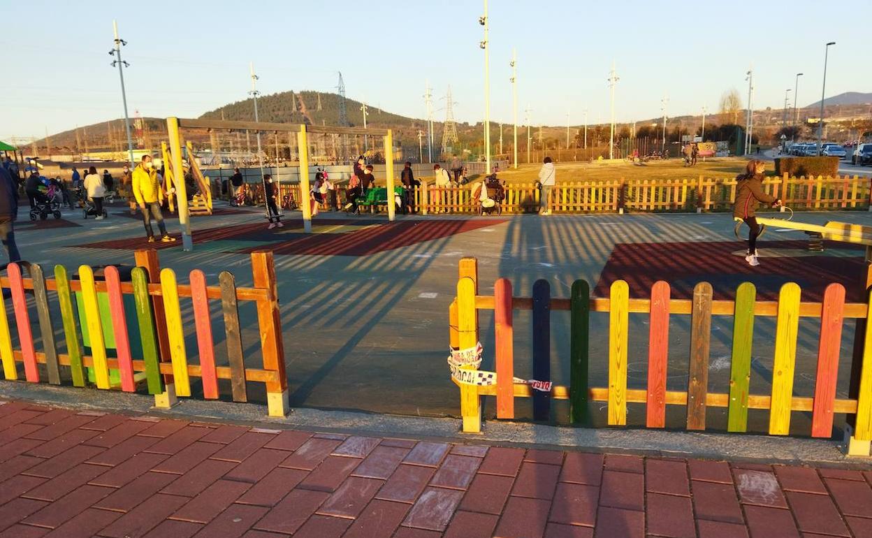 Parque de juegos infantiles en el barrio de La Rosaleda.