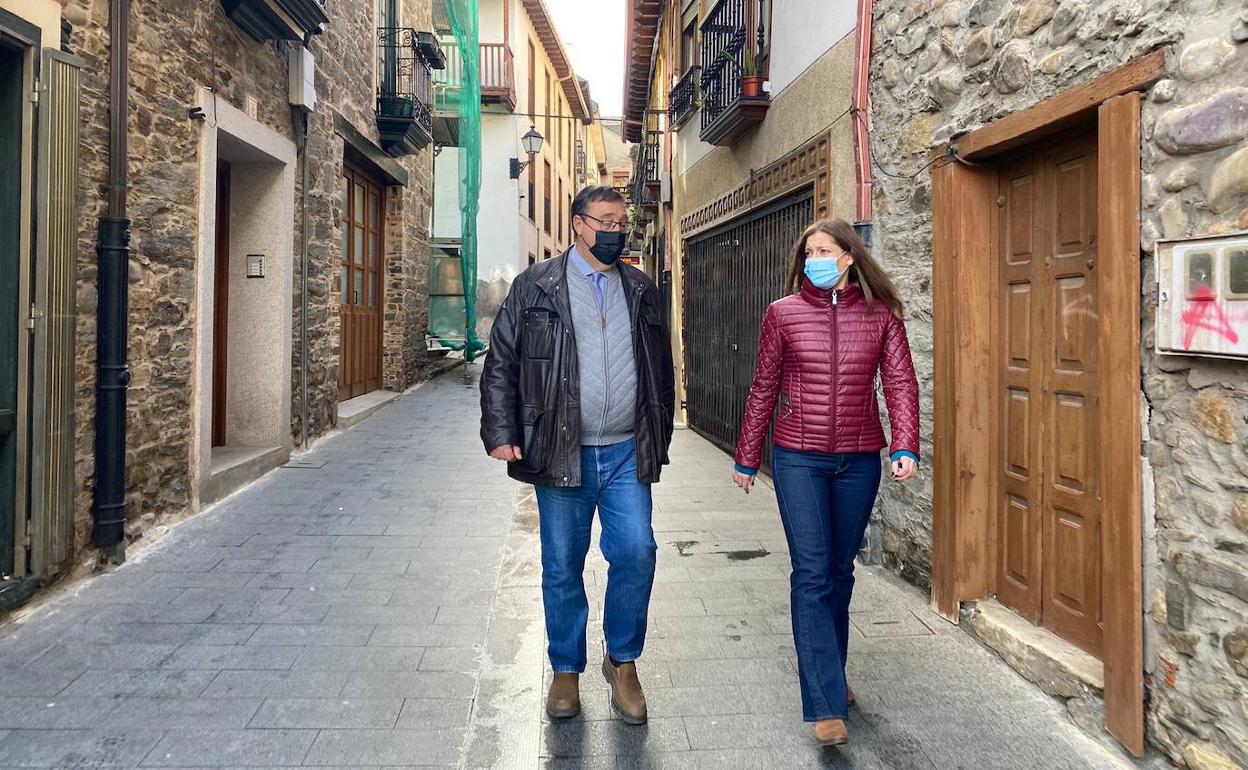 La delegada territorial de la Junta en León, Ester Muñoz, y el alcalde de Villafranca del Bierzo, José Manuel Pereira, en la calle del Agua.