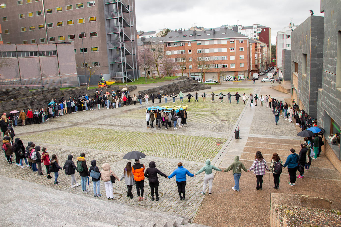 Fotos: Abrazo simbólico en el Campus de Ponferrada