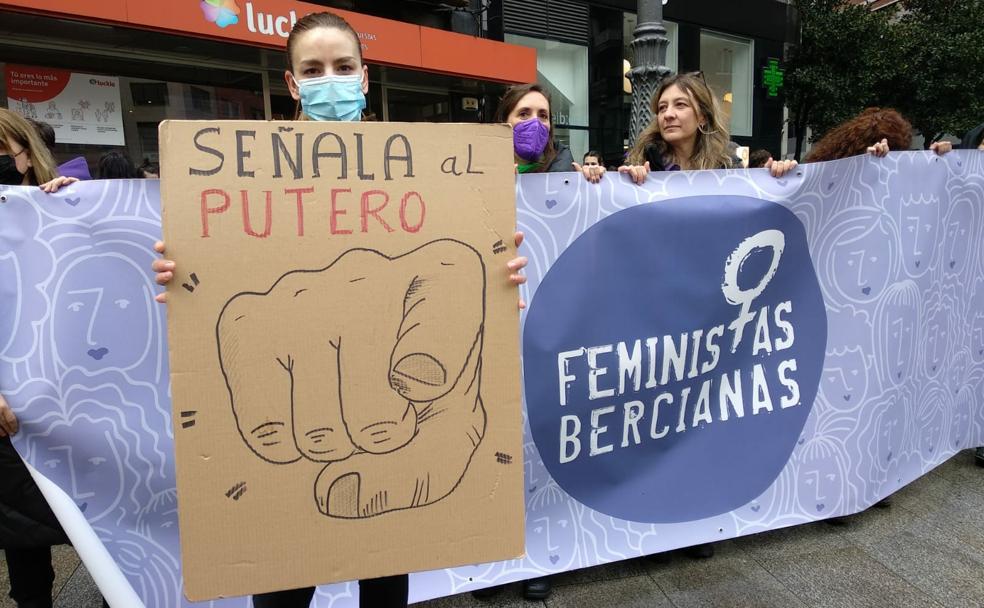 Manifestación de la Asociacion de Mujeres Feministas Bercianas en Ponferrada.