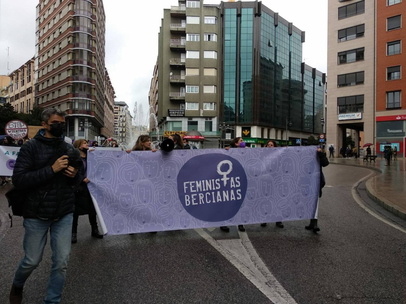 Manifestación de la Asociación de Mujeres Feministas Bercianas en Ponferrada. 