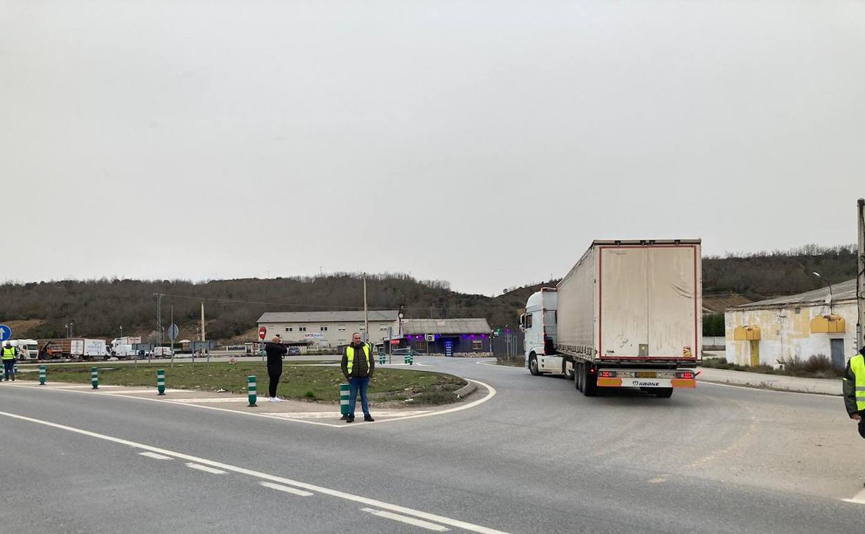 Imagen del piquete informativo en la N-VI en Villamartín.