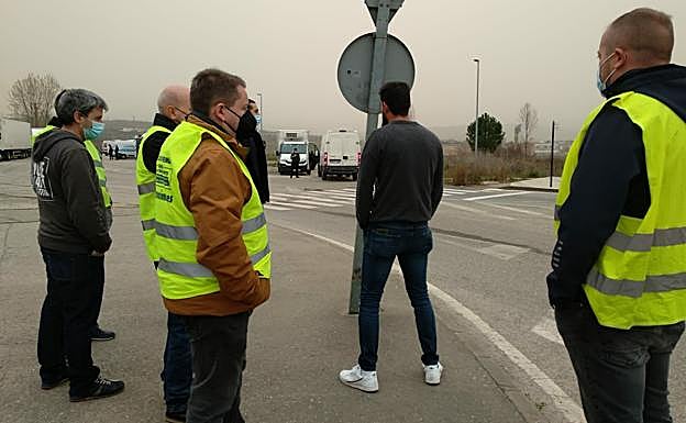 Imagen del piquete de transportistas en la avenida Asturias de Ponferrada. 