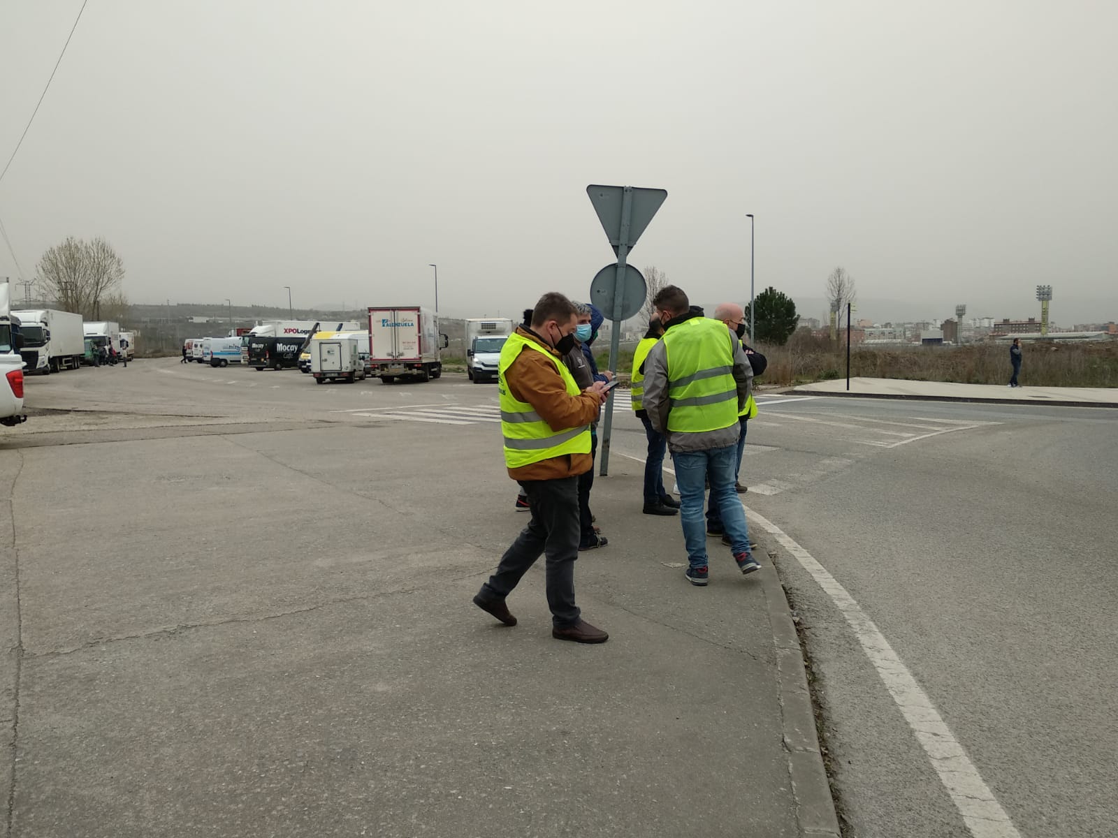 Piquete de transportistas en la avenida Asturias de Ponferrada.