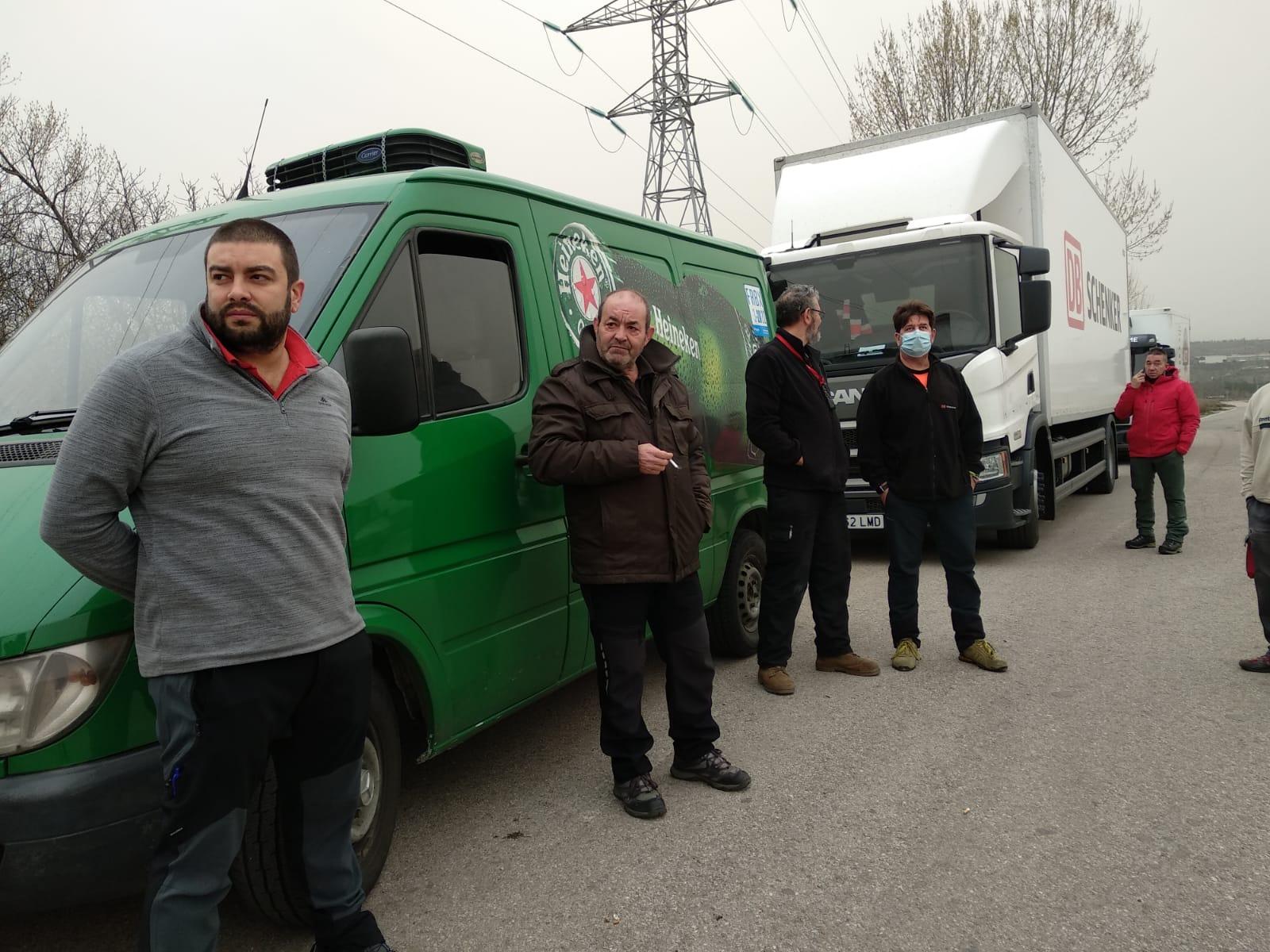 Piquete de transportistas en la avenida Asturias de Ponferrada.