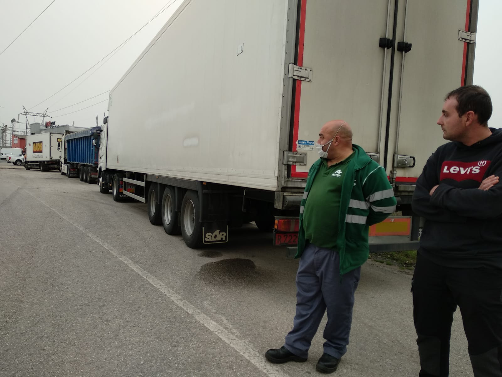 Piquete de transportistas en la avenida Asturias de Ponferrada.