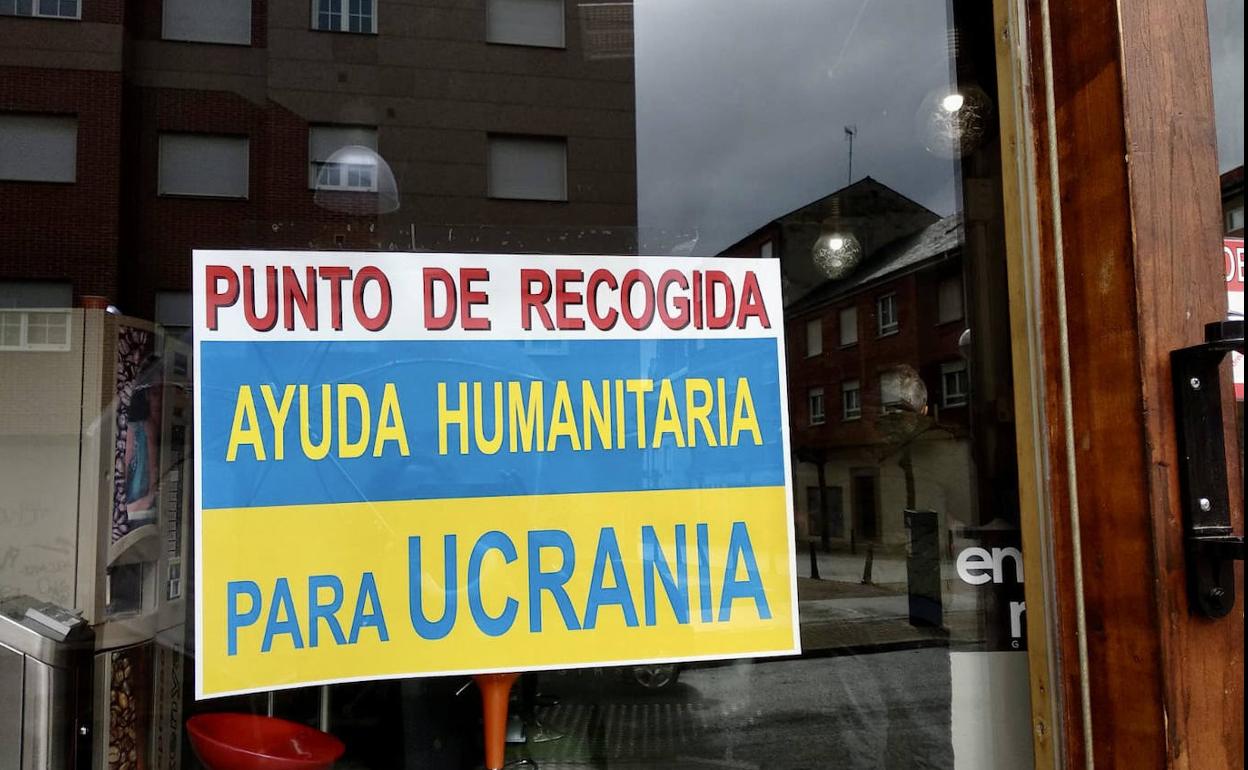 Imagen de un establecimiento que recoge ayuda humanitaria para Ucrania en Ponferrada.