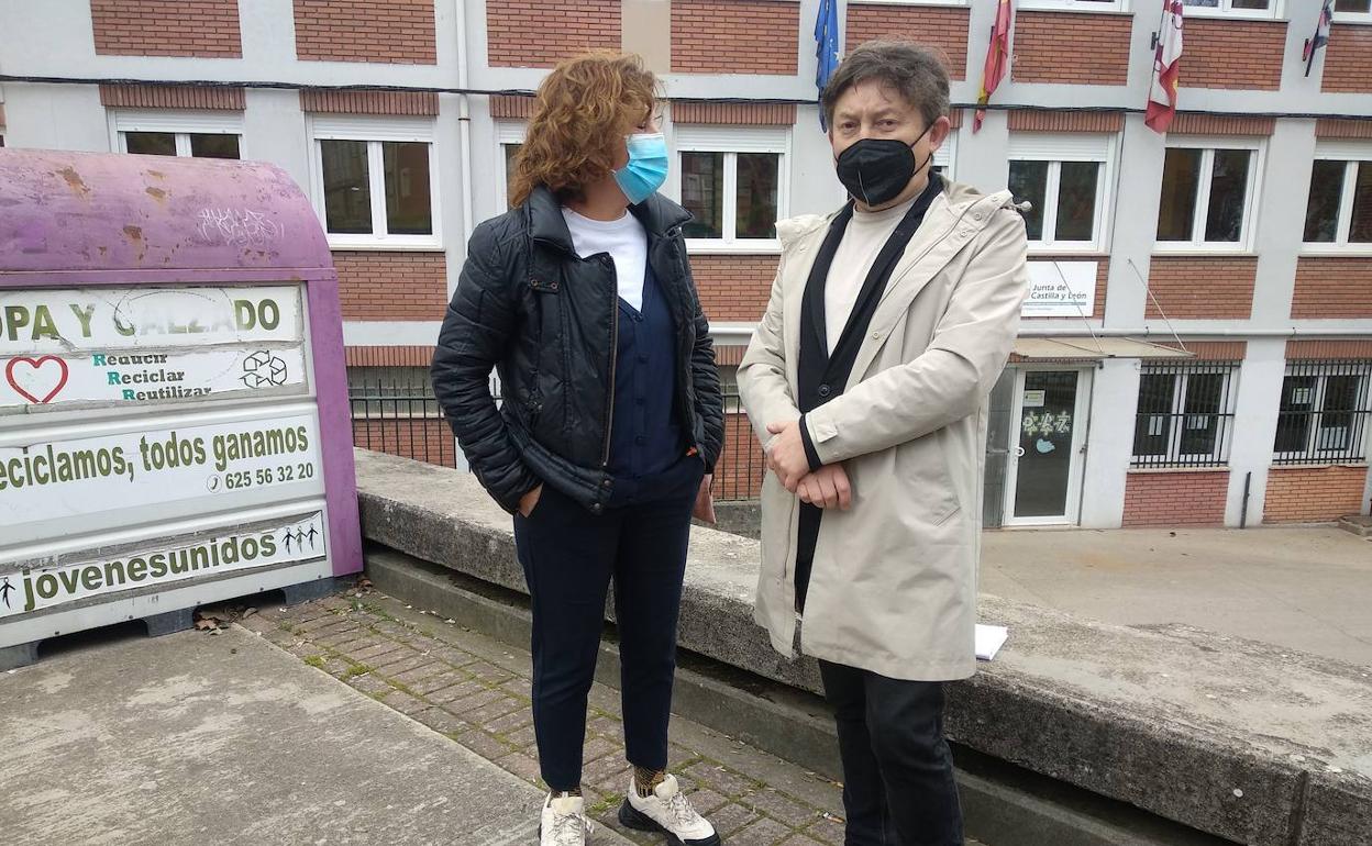 El portavoz municipal de USE Bierzo, Samuel Folgueral, junto a la edil Cristina López, ante el colegio Navaliegos.