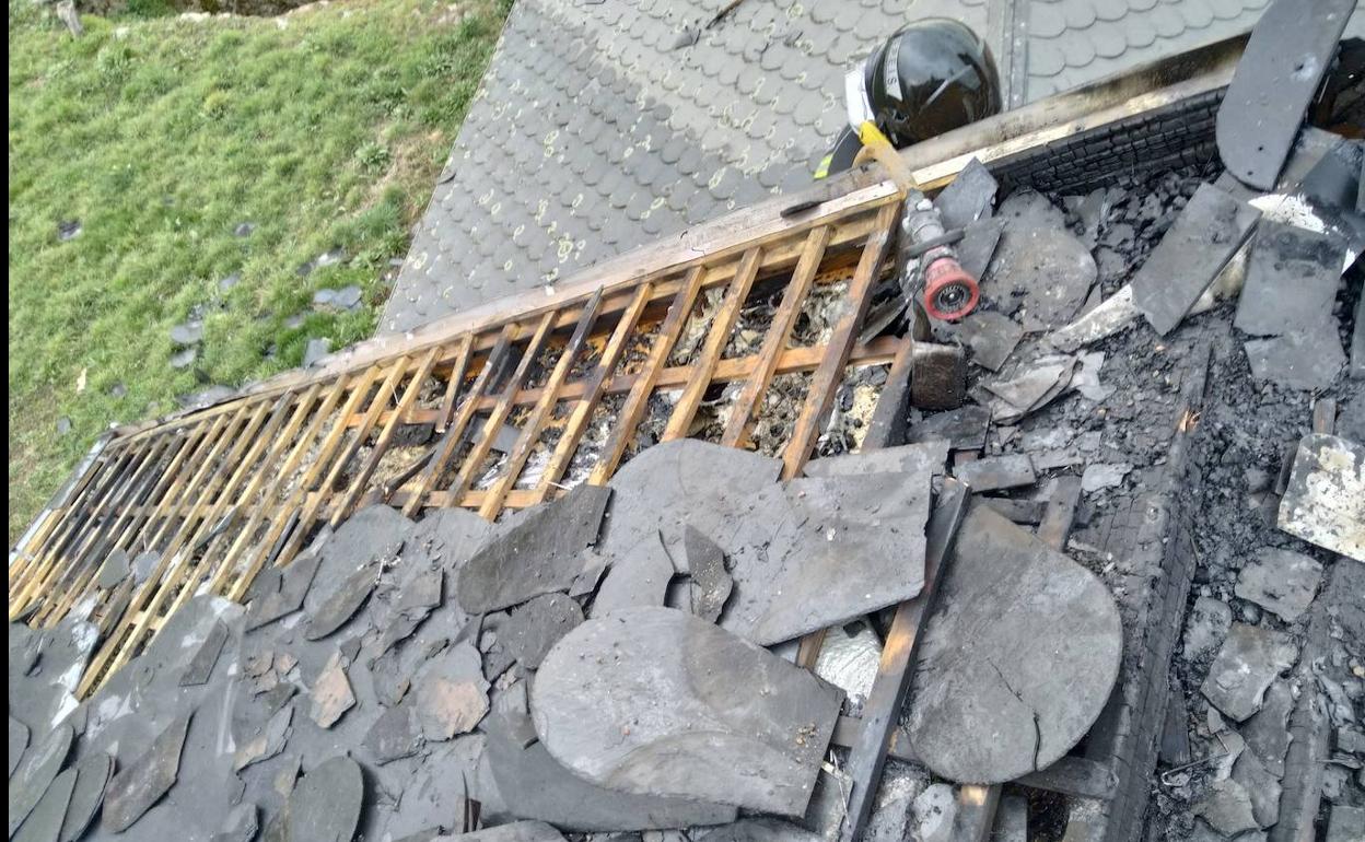 El incendio provocó daños en la cubierta de la vivienda.