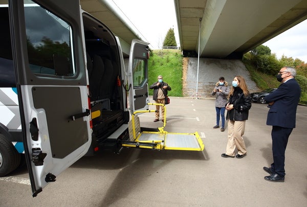 La delegada en funciones de la Junta en León, Ester Muñoz, presentó este martes, el segundo de los bonos rurales de transporte gratuito en la comarca del Bierzo.