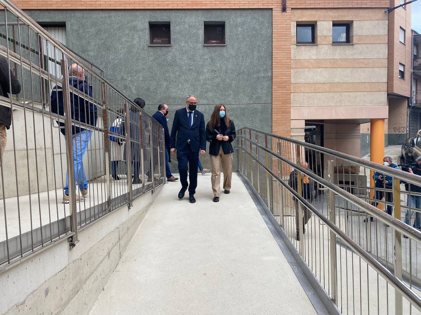 El alcalde de Ponferrada y la delegada de la Junta, en la nueva rampa que mejora la accesibilidad en el barrio de los Judíos.