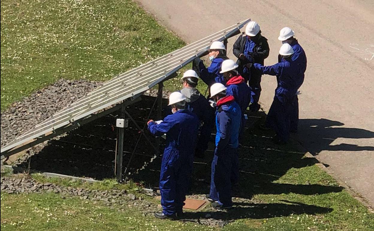 Prácticas de los alumnos del curso de instalaciones fotovoltaicas.