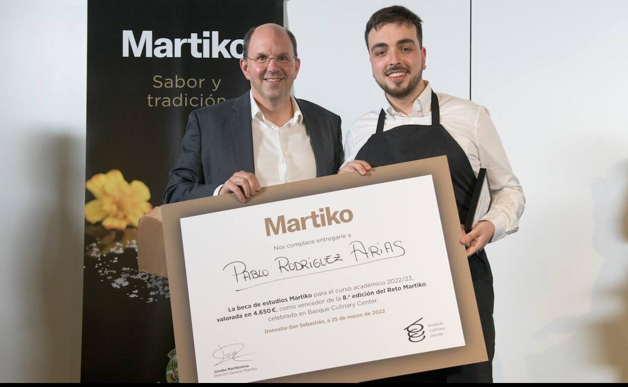 El joven cocinero ponferradino Pablo Rodríguez, en la entrega del premio.