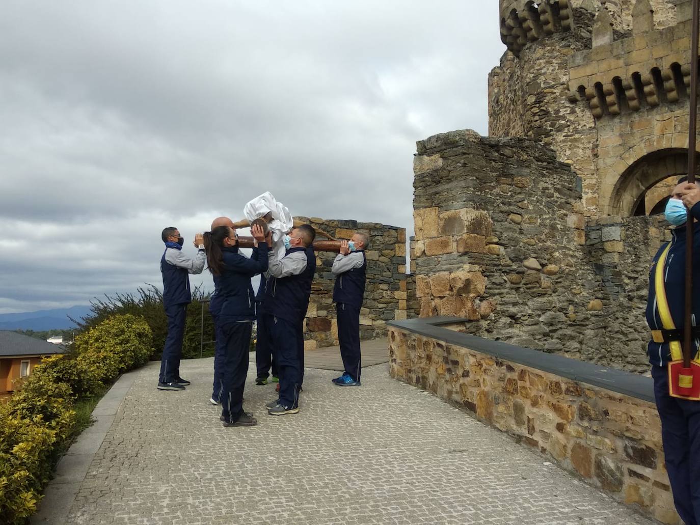 Miembros de la USAC de Santocildes ensayan el Traslado al Castillo del Cristo de la Esperanza.