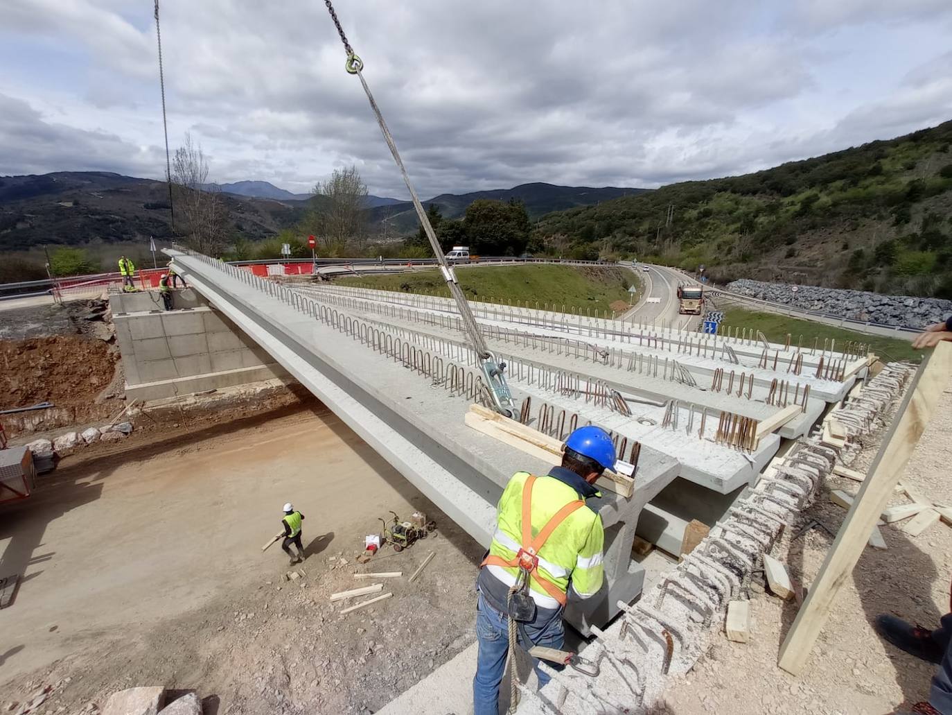Fotos: Inicio del montaje del nuevo puente sobre la N-120 en Carucedo