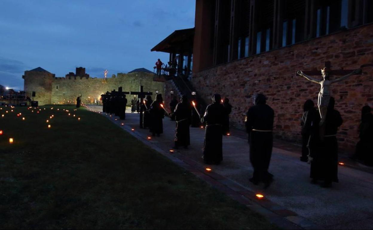 Viacrucis en el Castillo de los Templarios.
