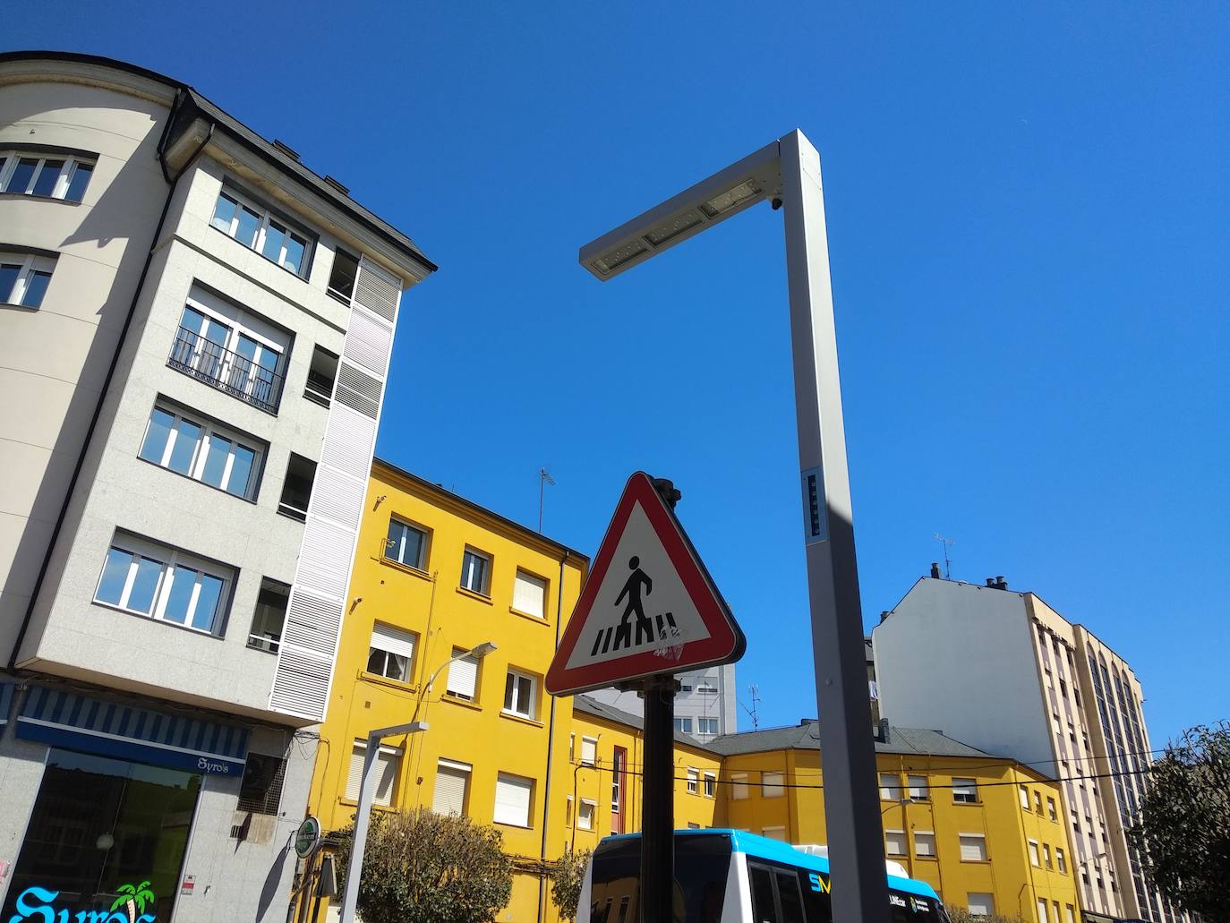Ponferrada activa su primer paso de peatones inteligente en la avenida del Castillo.