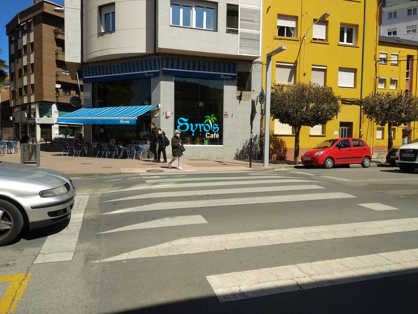Ponferrada activa su primer paso de peatones inteligente en la avenida del Castillo.