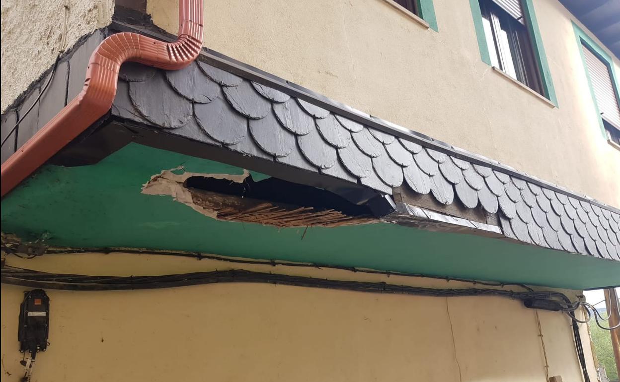 El impacto del camión provocó daños en el alero de la vivienda.