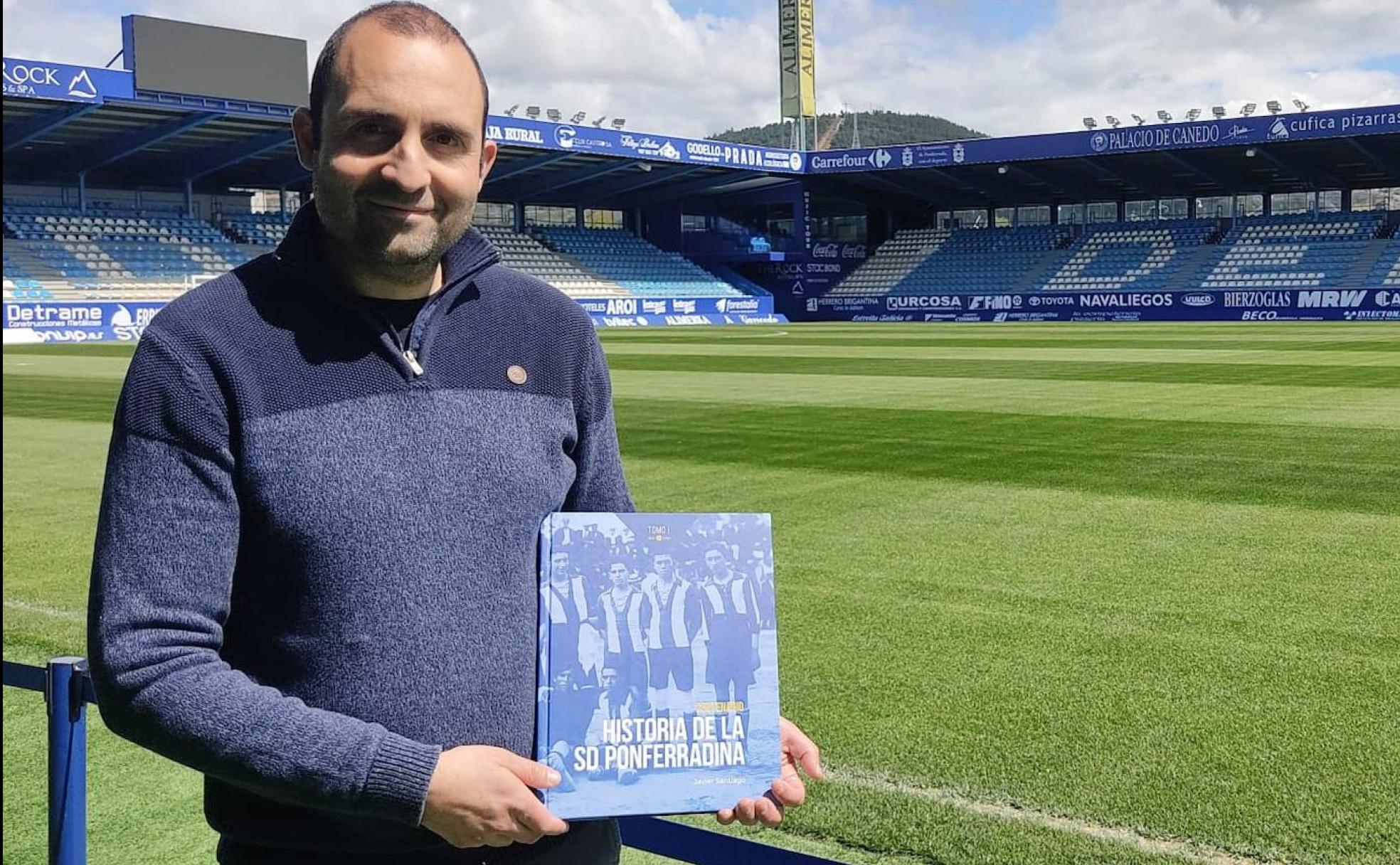 El periodista y jefe de prensa de la Deportiva Javier Santiago, autor de la 'Historia de la SD Ponferradina', en el campo del Toralín. 