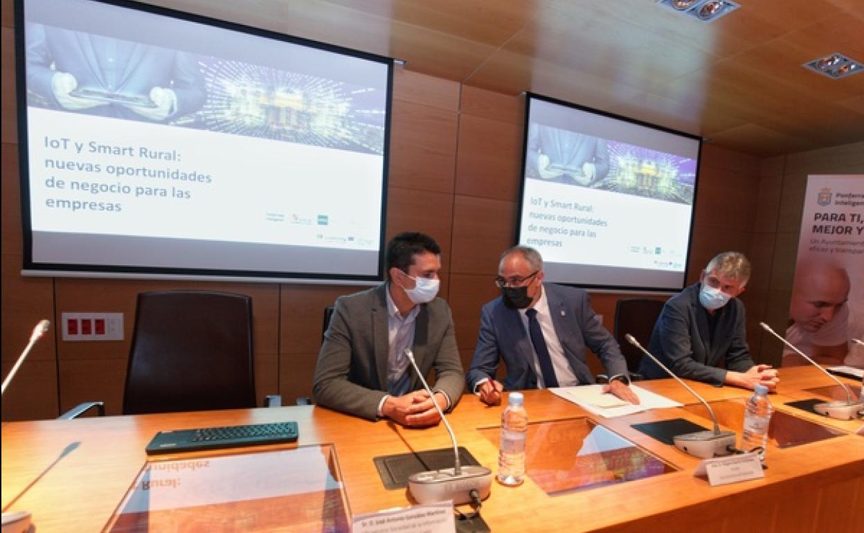 El alcalde de Ponferrada, el director de la UNED y el jefe del Servicio Sociedad de la Información de la Junta, en la inauguración de la jornada.