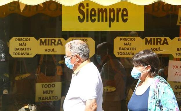 Dos ciudadanos con mascarilla en las calles de Ponferrada. 