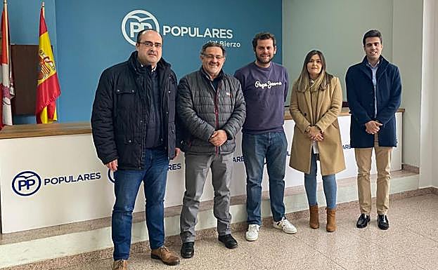 Marco Morala (I), Carlos Fernández, Javier Santiago Vélez, Beatriz Beatriz Coelho y Daniel Blanco, en la sede del PP de Ponferrada. 