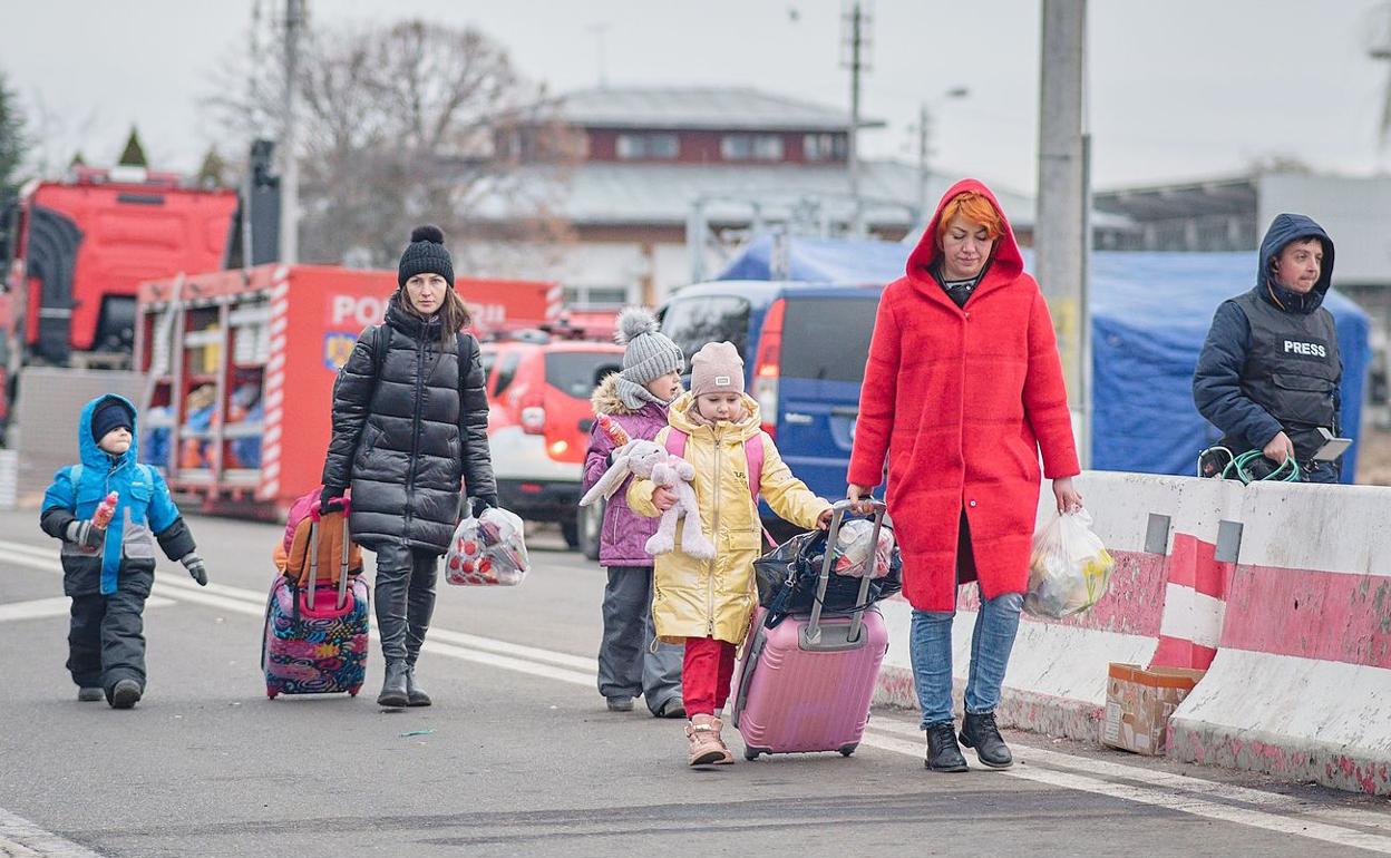 Refugiados abandonan Ucrania.