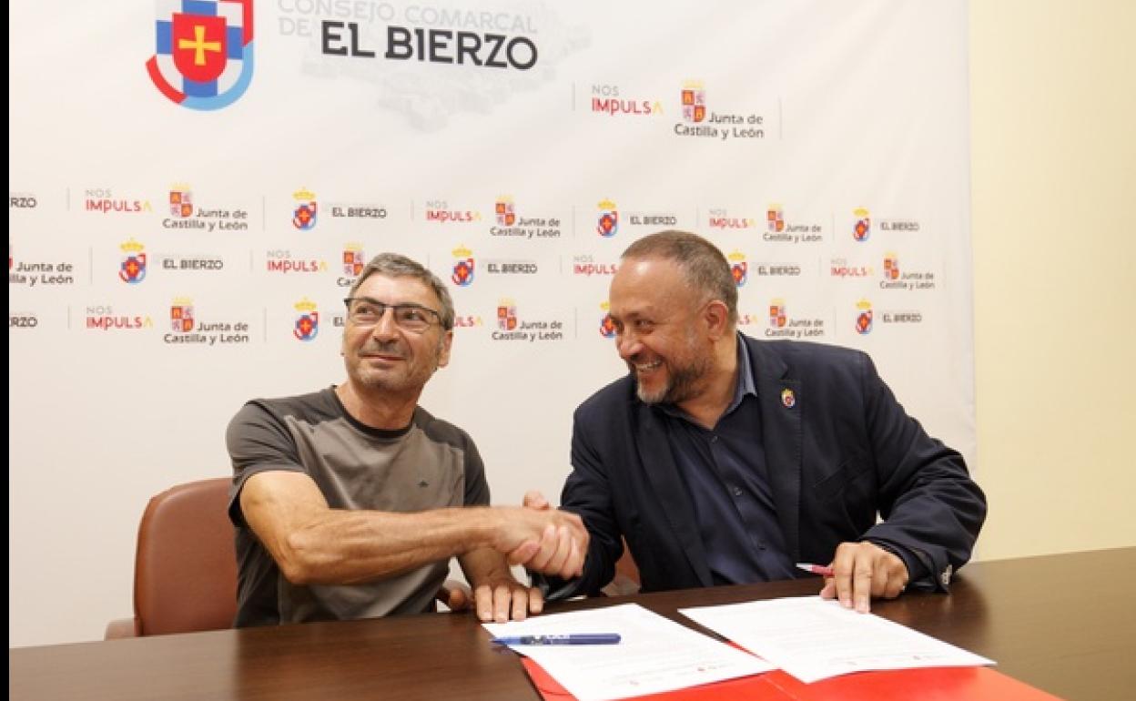 Firma del convenio de colaboración del Consejo Comarcal del Bierzo con la cooperativa Huertas del Sil. 