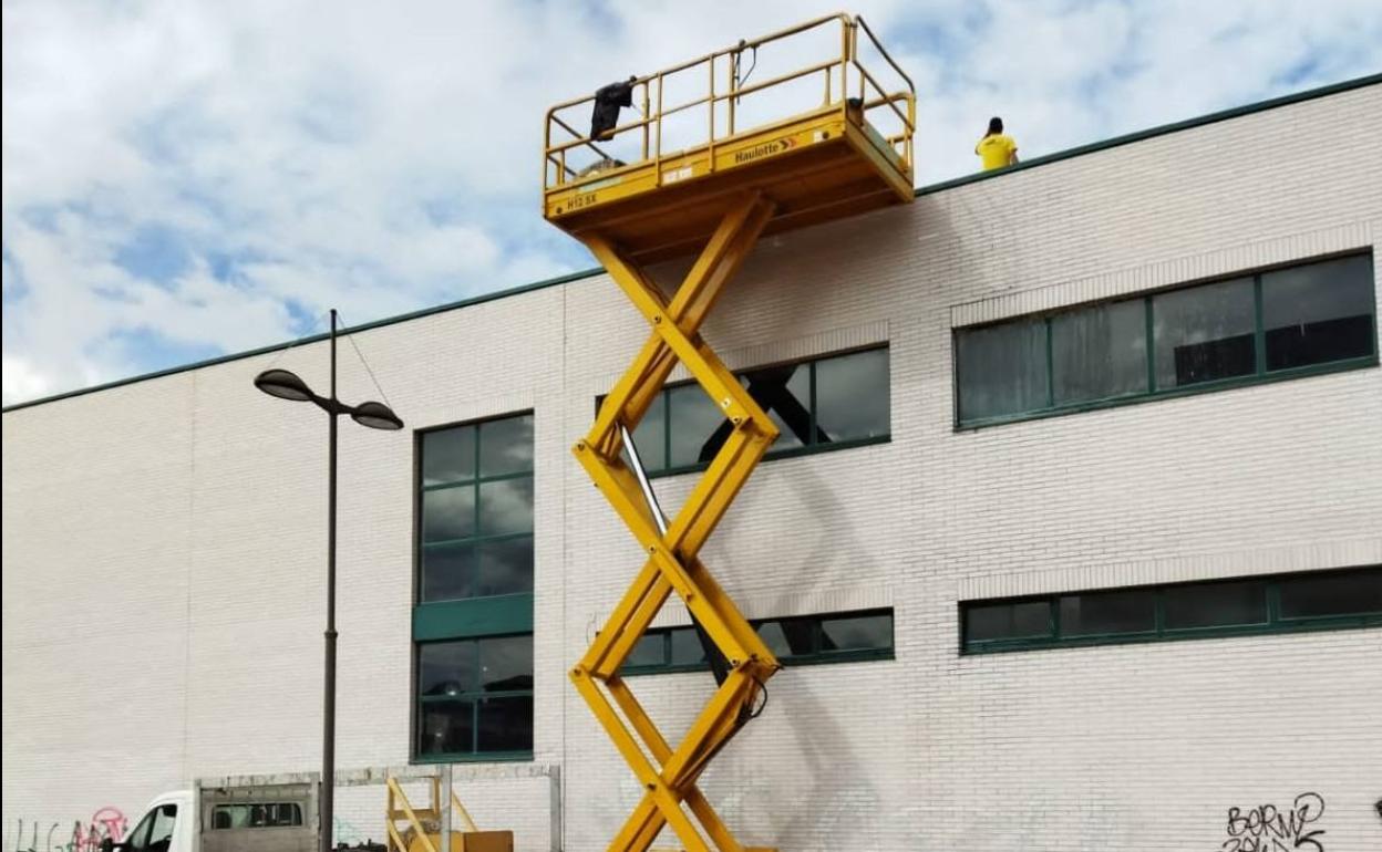 Reparación de la cubierta metálica del pabellón polideportivo Lydia Valentín.