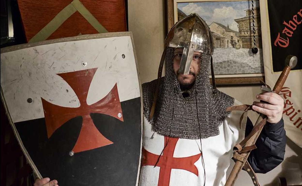 El presentador del programa 'Rutas Bizarras' de La 2 fue nombrado caballero templario en Espinoso de Compludo.