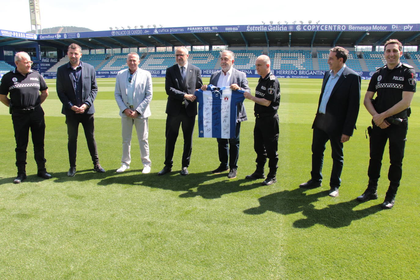 Fotos: Homenaje de la Policía de Ponferrada a la Deportiva