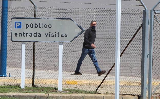 Imagen. Muñoz mira a las cámaras de leonoticias a su salida de prisión. 